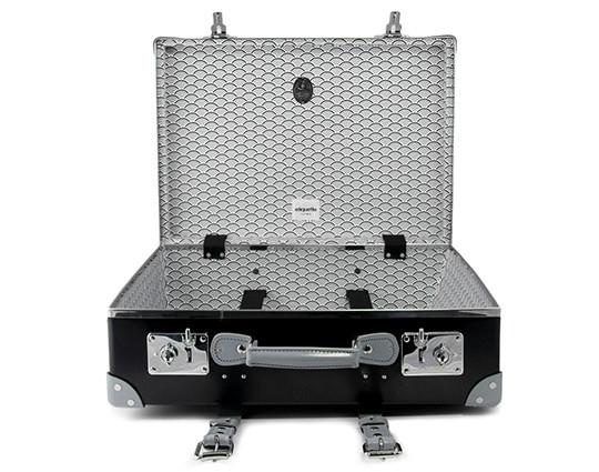 SELECTISM ON THE CASE